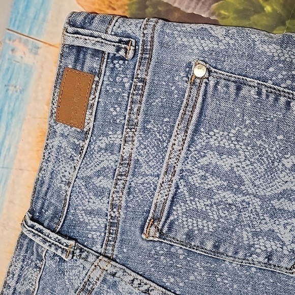 Judy Blue Raw Hem Snakeskin‎ Print Shorts Size Large - Picture 8 of 9